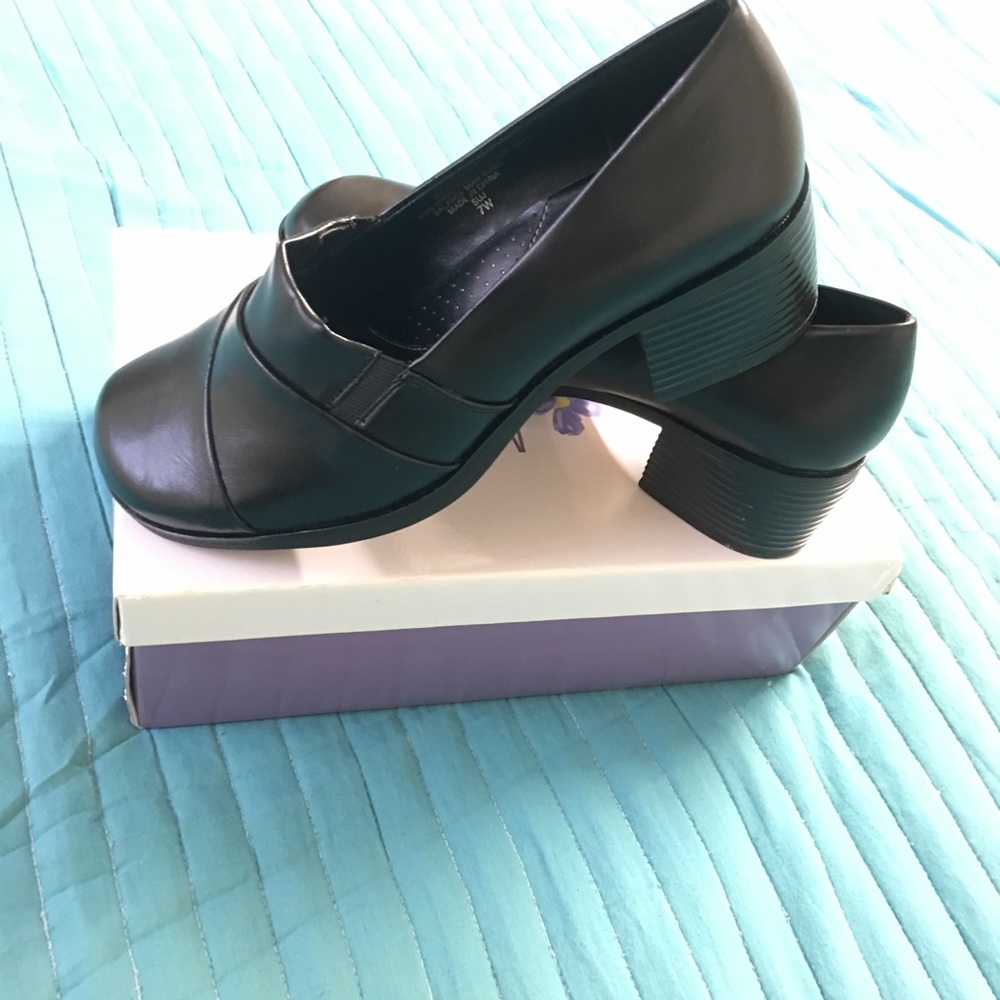 New Women Shoes Size 7W